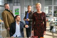 Die Rosenheim-Cops – Die Cops (Dieter Fischer, l.; Florian Fitz, 2.v.r.) verdächtigen Elena Winkler (Eva Habermann, r.) und Liebhaber Ulrich Weiß (Max Alberti, 2.v.l.) den Paparazzo umgebracht zu haben, weil dieser drohte, deren Affäre öffentlich zu machen.