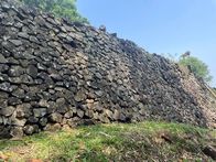 Mysteriöse Inseln – Riesige uralte Terrassen aus Vulkangestein in West-Java, Indonesien, lassen ihre Herkunft rätselhaft erscheinen. MYSTERIOUS ISLANDS nimmt die Zuschauer mit auf eine unvergessliche Entdeckungsreise zu den außergewöhnlichsten und rätselhaftesten Inseln der Welt. (Kredit: JB Serrano)
