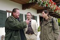 Die Rosenheim-Cops – Sollte der vorbestrafte Michael Lachner (Thomas Lass, r.) ein Mörder sein? Korbinian Hofer (Joseph Hannesschläger, l.) hat allen Grund das zu glauben, auch wenn Bewährungshelfer Karsten Müller (Armin Köstler) für seinen Schützling eintritt.
