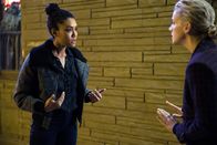 Chicago Fire – Streit: Annie Ilonzeh als Emily Foster, Kara Killmer als Sylvie Brett