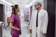 Lena Lorenz – Lena Lorenz (Judith Hoersch) ist in Bezug auf die Familie Zenner ganz anderer Meinung als Dr. Keller (Thomas Limpinsel).