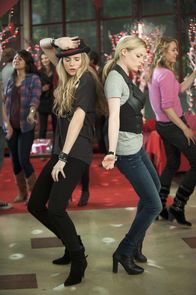 Community – Sorgen für reichlich Gesprächsstoff beim Valentinstanz: Page (Brit Marling, l.) und Britta (Gillian Jacobs, r.) ...