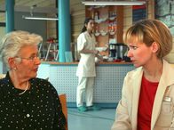 In aller Freundschaft – MDR Fernsehen IN ALLER FREUNDSCHAFT FOLGE 222, "Scham" Uhr. Dr. Kathrin Globisch (Andrea Kathrin Loewig) sucht das Gespräch mit Veras Mutter, Marianne Pohl (Lissy Tempelhof). Dabei stellt sie fest, wie wenig die Mutter über ihre Tochter weiß und dass die Beiden offensichtlich über bestimmte Dinge nicht sprechen. Denn Marianne weiß weder von der Inkontinenz, noch von der zurückliegenden Fehlgeburt ihrer Tochter. Ebenso überrascht ist sie von der Tatsache, dass Vera in der 12. Woche schwanger ist.