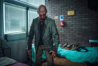 neoriginal: Generation Z – Frank (Paul Bentall) stürmt mit seiner Zombie-Horde das Rathaus von Dambury.
