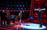 Quizduell-Olymp – Moderator Jörg Pilawa (r.) befragt die Quizduell-Olympionikin Marie-Louise Finck (l.).