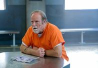 Lethal Weapon – Weil die LAPD Ermittler davon ausgehen, dass Riggs' Vater Nathan (Rex Linn) Informationen zur Klärung des Entführungsfalls liefern könnte, sind sie bereit, ihm im Gegenzug ein großzügiges Angebot zu machen ..