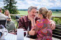 Sturm der Liebe – Miro (Pablo Sprungala, l., mit Laura Osswald, r.) glaubt, dass er Lale gerade nicht helfen kann.