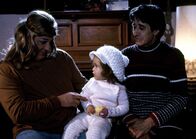 Andersrum – Seit 35 Jahren Mama (Heinz Hoenig, l.) und Papa (Rolf Zacher, r.)! Doch ihr Ziehsohn Ferdinand benimmt sich, beeinflusst durch sein Elternhaus, wie eine Tunte. Und niemand will seinen Beteuerungen glauben, ein waschechter Hetero zu sein ...