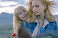 Flatland – Natalie (Nicole Fortuin, re.) und ihre weiße Ziehschwester Poppie (Izel Bezuidenhout, li.) fliehen auf Natalies Pferd Oumie durch die südafrikanische Karoo-Halbwüste.
