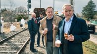 Tatort – v.li.: Lokführer (Edi Jäger), Polizist (Christoph Bittenauer), Manfred Schimpf (Thomas Stipsits), Moritz Eisner (Harald Krassnitzer).