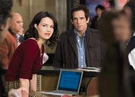Nachts im Museum – Kluge Museumsassistentin: Carla Gugino als Rebecca (vorne l.), Ben Stiller als Larry Daley (M.) (Copyright SRF/TM2006 Twentieth Century Fox))