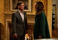 Wild Bill – Bill (Rob Lowe) und Richterin Mary Harborough (Rachael Stirling) haben ein Date.