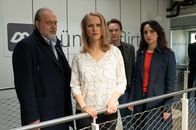 Der Alte – Hauptkommissar Richard Voss (Jan-Gregor Kremp, l.) und seine Kollegen Tom Kupfer (Ludwig Blochberger, 2.v.r.) und Annabell Lorenz (Stephanie Stumph, r.) sprechen mit Jasmin Wenzel (Susanne Bormann, M.), der Geschäftspartnerin der Toten, die das Dating-Portal "München Flirt" nun alleine weiterführen muss.