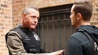 Chicago P.D. – Hank Voight (Jason Beghe, l.) und Jay Halstead (Jesse Lee Soffer, r.)