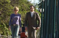 Monk – Soll Natalie (Traylor Howard, l.) ihrem Chef (Tony Shalhoub, r.) erzählen, dass sie glaubt, seiner Frau Trudy begegnet zu sein? Schließlich denkt er, sie sei ermordet worden ...