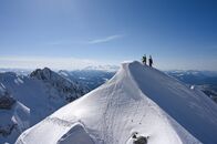 Winter im Ausseerland – v.li.: Die Bergführer Stefan Leitner und Rene Guhl begeben sich auf ein außergewöhnliches Skitouren-Abenteuer am Grimming