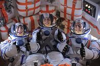 The Big Bang Theory – Brechen auf ins All: Dimitri (Pasha D. Lychnikoff, M.), Mike Massimino (Mike Massimino, r.) und Howard (Simon Helberg, l.) ...