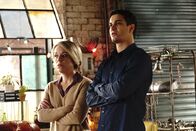 Scorpion – Nachdem Walter (Elyes Gabel, r.) all seine Freunde an Weihnachten vergrault hat und die noch anstehenden Arbeit ganz alleine machen will, hat er einen Unfall, der ihn in eine Traumwelt eintauchen lässt, in der Florence (Tina Majorino, l.) einen ganz anderen, weitaus größeren Platz in seinem Leben einnimmt ...