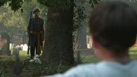 A Haunting - Schatten aus dem Jenseits – Looking over fence Mason sees Gable.