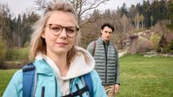 Sturm der Liebe – Leon (Carl Bruchhäuser, r.) muss befürchten, dass er bei Josie (Lena Conzendorf, l.) keine Chance mehr hat.