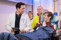 In aller Freundschaft – Der hochgradig schwerhörige Joshua Keller (Philip Günsch, re.) wird nach einem Skateboard-Unfall in die Sachsenklinik eingeliefert. Der Junge ist Dr. Philipp Brentano (Thomas Koch, li.) bestens bekannt, nimmt er doch schon seit Monaten Untersuchungen bei Joshua vor, um ihm ein Cochlea-Implantat zur Verbesserung seines Gehörs einsetzen zu können.
