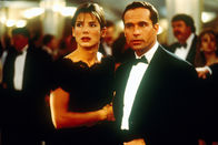 Speed 2: Cruise Control – Die Karibik-Kreuzfahrt von Alex Shaw (Jason Patric, r.) und seiner Freundin Annie (Sandra Bullock, l.) verläuft anders, als geplant ...