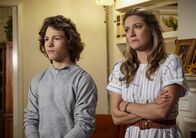 Young Sheldon – Georgie Cooper (Montana Jordan, l.); Mary Cooper (Zoe Perry, r.)