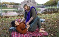 In aller Freundschaft – Miriam (Christina Petersen, re.) und ihre Freundin Rieke (Liza Tzschirner, li.) sind im Park und trainieren mit der Slackline, als Rieke plötzlich starke Schmerzen bekommt. Erste Tests durch Miriam lassen den Blinddarm als Ursache vermuten. Miriam holt sofort einen Rettungswagen.