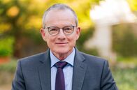 Die Fallers - Die SWR Schwarzwaldserie – Bernhard Faller (Karsten Dörr) arbeitet mit seinem Team an einem neuen Wahlslogan.