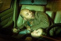 Notruf Hafenkante – Ingo Kress (Felix Goeser) versteckt sich mit Clara Rosenthal (Nastassja Revvo) im Auto. Er hat das Mädchen aus dem Krankenhaus entführt, doch Mattes und Melanie sind ihm auf der Spur.