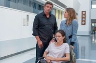 Der Bergdoktor – Sandra (Anja Knauer, M.) wird nach ihrer Untersuchung bei Dr. Martin Gruber (Hans Sigl, l.) von ihrer Schwester Christina (Morgane Ferru, r.) abgeholt.
