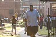Blind Side - Die große Chance – Niemand traut dem obdachlosen Jugendlichen Michael Oher (Quinton Aaron) etwas zu - bis er auf Leigh Anne Tuohy trifft ...