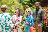 Death in Paradise – Als sich Barbara Mitchell (Ellie Haddington, l.) und Nancy Martin (Hayley Mills, 2.v.r.) im Garten des Seniorenheims begegnen, ist die Feindschaft zwischen ihnen selbst für Eloise Pirie (Juliet Cowan, 2.v.l.) und Phillipe Varane (Kevin Harvey, r.) deutlich spürbar. Kurz darauf wird eine von ihnen tot aufgefunden.
