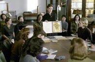Mona Lisas Lächeln – Die junge Dozentin Katherine Watson (Julia Roberts) kommt an das konservative Wellesley-College, um Kunstgeschichte zu unterrichten.