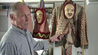 Heimat der Rekorde – Wilhelm Götzenberger zeigt das Fosanegl-Kostüm.