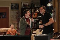 The Big Bang Theory – Sheldon (Jim Parsons, l.) will sich neue Freunde suchen und lädt deshalb Stuart aus dem Comicbuchladen, Kripke (John Ross Bowie, M.) von der Uni und Pennys Ex-Freund Zack (Brian Thomas Smith, r.) ein. Doch das läuft nicht zu seiner Zufriedenheit ...