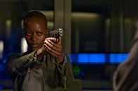 Tatort – Tatort - Krieg im Kopf Mit der Waffe im Anschlag: Anaïs Schmitz als Hauptkommissarin Florence Kasumba. Copyright: SRF/NDR/Manju Sawhney