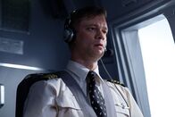 Mayday - Alarm im Cockpit – Etobicoke, Ontario, Canada - Captain Malcom Waters (Peter Deiwick) sits in the cockpit of Cathay Pacific Flight 780. On approach to Hong Kong's Chek Lap Kok Airport he has discovered that he is unable to reduce thrust sufficiently to make a safe landing.