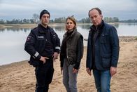 Wendland – Oliver Klasen (Malte Thomsen, l.), Kira Engelmann (Bettina Burchard, 2.v.l.) und Jakob Stiller (Ulrich Noethen, r.) ermitteln in einem Mordfall.