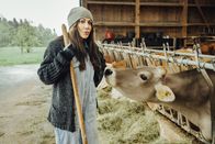Frühling – Katja Baumann (Simone Thomalla) macht sich Sorgen um die verschwundenen Eltern, um deren Hof sie sich nun kümmert.