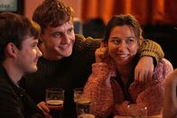 Normal People – Connell (Paul Mescal, M.) genießt seine Zeit mit seiner neuen Freundin Helen (Aoife Hinds, r.). Doch tief im Innern scheint ihn etwas zu bedrücken.
