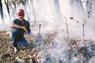 Faszination Erde – Feuer mit Feuer bekämpfen: Dirk Steffens zeigt, wie mit absichtlich gelegten Feuern verheerende Wildfeuer verhindert werden können.