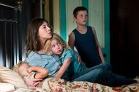 Der Baum – Angst vor dem Sturm: Dawn (Charlotte Gainsbourg) und ihre Kinder Charlie (Gabriel Gotting), Simone (Morgana Davies) und Lou (Tom Russell, re.).