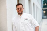 Einfach.Frisch.Anders. – Spitzenkoch Sören Anders stellt sich dem Rezeptduell: Ein weihnachtliches Lieblingsgericht, zwei Spitzenköche, zwei völlig verschiedene Interpretationen. Der eine kocht einen Klassiker, der andere macht's "einfach, frisch, anders".