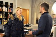 Rote Rosen – ARD ROTE ROSEN FOLGE 1453 Uhr im ERSTEN. Jule (Kim-Sarah Brandts, l.) schlägt Sönke (Bo Hansen, r.) eine heimliche Beziehung vor.