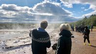 Inas Reisen – Ina und Henry am Geysir.