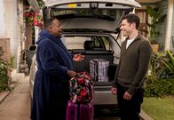 The Neighborhood – Calvin Butler (Cedric the Entertainer, l.); Dave Johnson (Max Greenfield, r.)