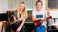 Checker Tobi – Mit Songwriterin Julia Kautz findet Checker Tobi heraus, wie man einen Hit-Song schreibt. Weiteres Bildmaterial finden Sie unter www.br-foto.de.