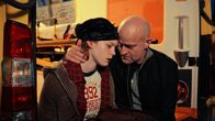 Jenseits der Spree – Emmi Heffler (Bella Bading, l.) hat die Leiche gefunden, jedoch zu spät. Robert Heffler (Jürgen Vogel, r.) versucht, während ihres Schocks für sie da zu sein.