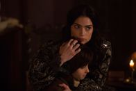 Salem – Um Zeit mit ihrem Sohn John (Oliver Bell, l.) verbringen zu können, lässt sich Mary (Janet Montgomery, r.) auf ein Abkommen mit den Hexen ein, das sie jedoch schon bald bereut ...
